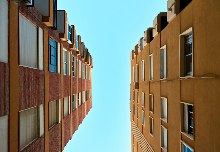 low-angle-shot-d-immeubles-sur-fond-de-ciel-clair.jpg C0440 - Dans les coulisses du logement social